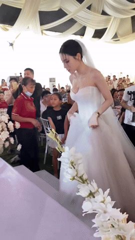 Từ trang phục, kiểu tóc đến lối trang điểm lần này của Trần Bích Hạnh đều 