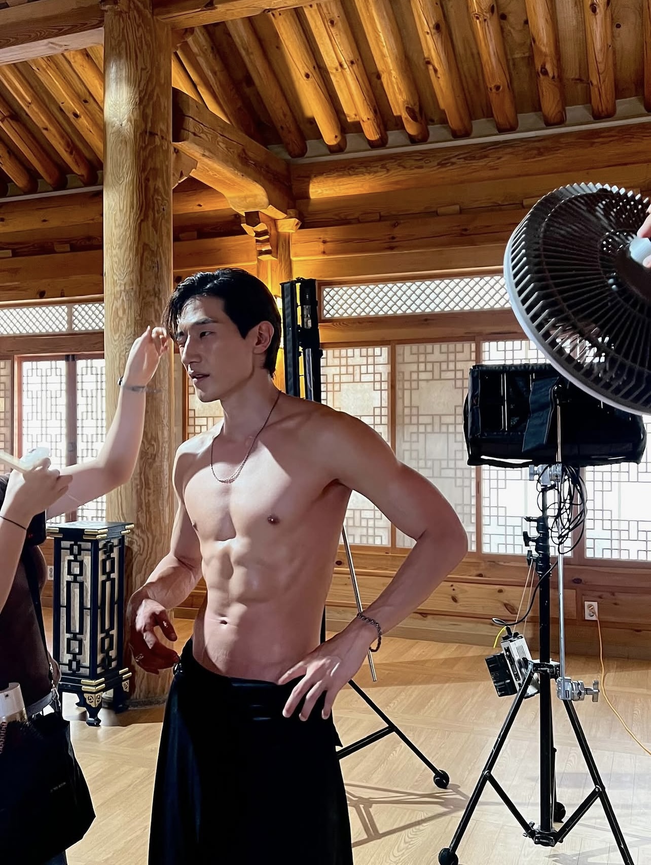 Thủ tướng đẹp nhất màn ảnh: Body toàn múi cực phẩm, cứ xuất hiện là như trình diễn thời trang
