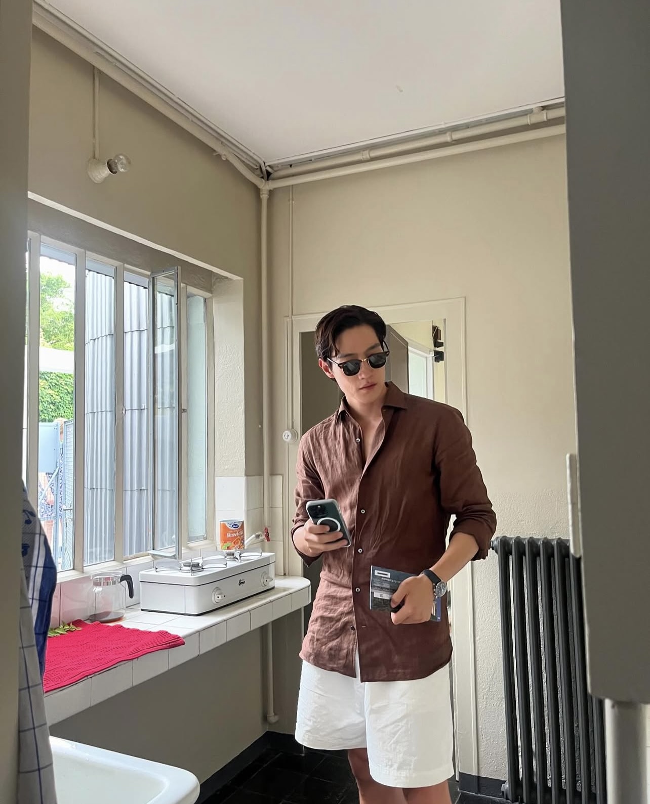 Thủ tướng đẹp nhất màn ảnh: Body toàn múi cực phẩm, cứ xuất hiện là như trình diễn thời trang