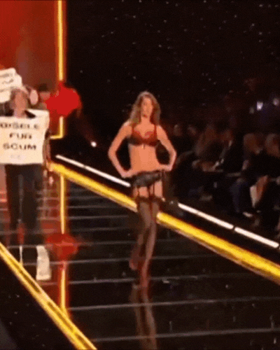 Sự cố đã xảy ra với màn trình diễn của Gisele tại Victoria's Secret Fashion Show năm 2002.