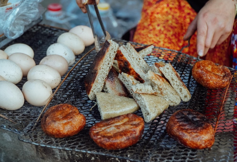Gà nướng mắc khén, cháo ấu tẩu hay bánh tam giác mạch được nhiều khách du lịch ưa thích khi đến Hà Giang