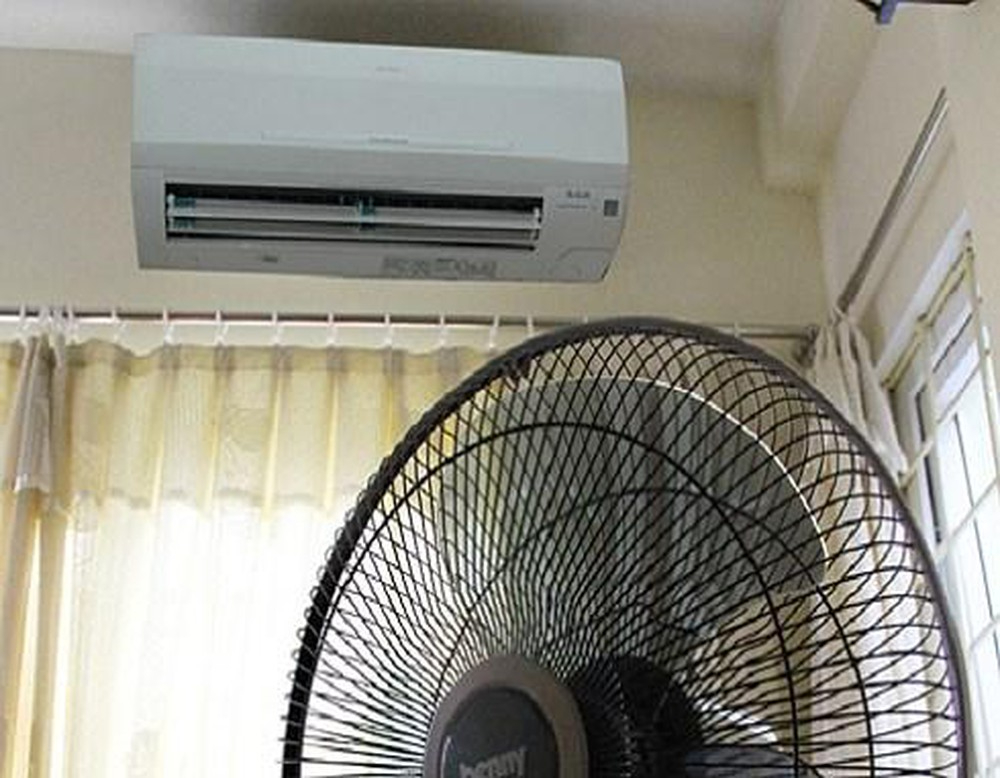 Cách bật quạt khi bật điều hòa để phòng mát nhanh, tiết kiệm cả đống tiền điện