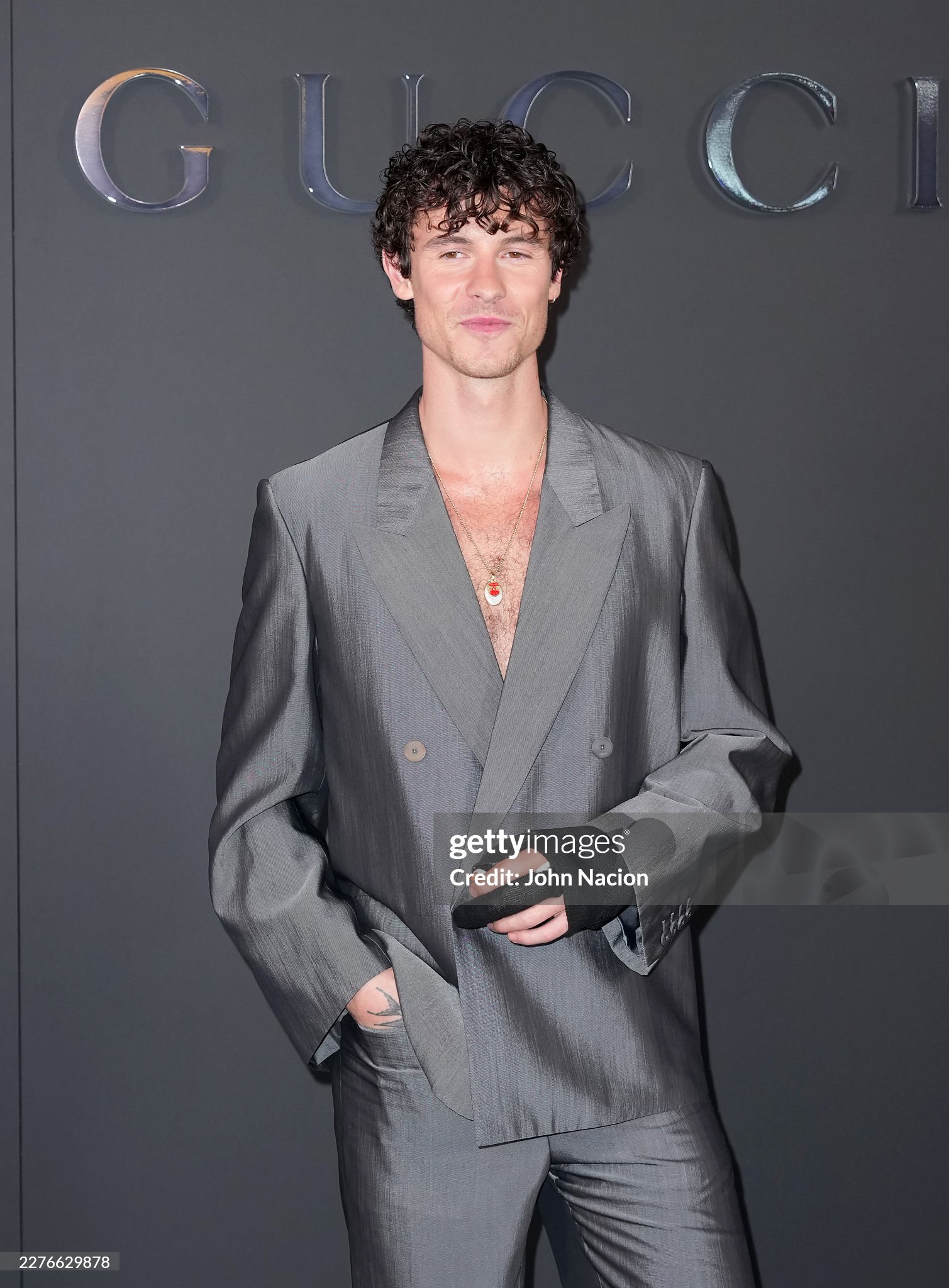 Shawn Mendes bảnh bao với bộ suit xám tối giản. (Ảnh: Getty Images)