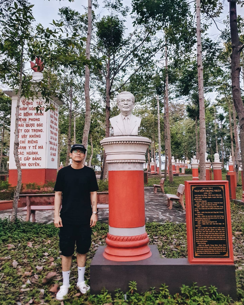 Thỏ chụp ảnh cùng tượng đài của ông nội - Giáo sư, Tiến sĩ Nguyễn Trọng Nhân 