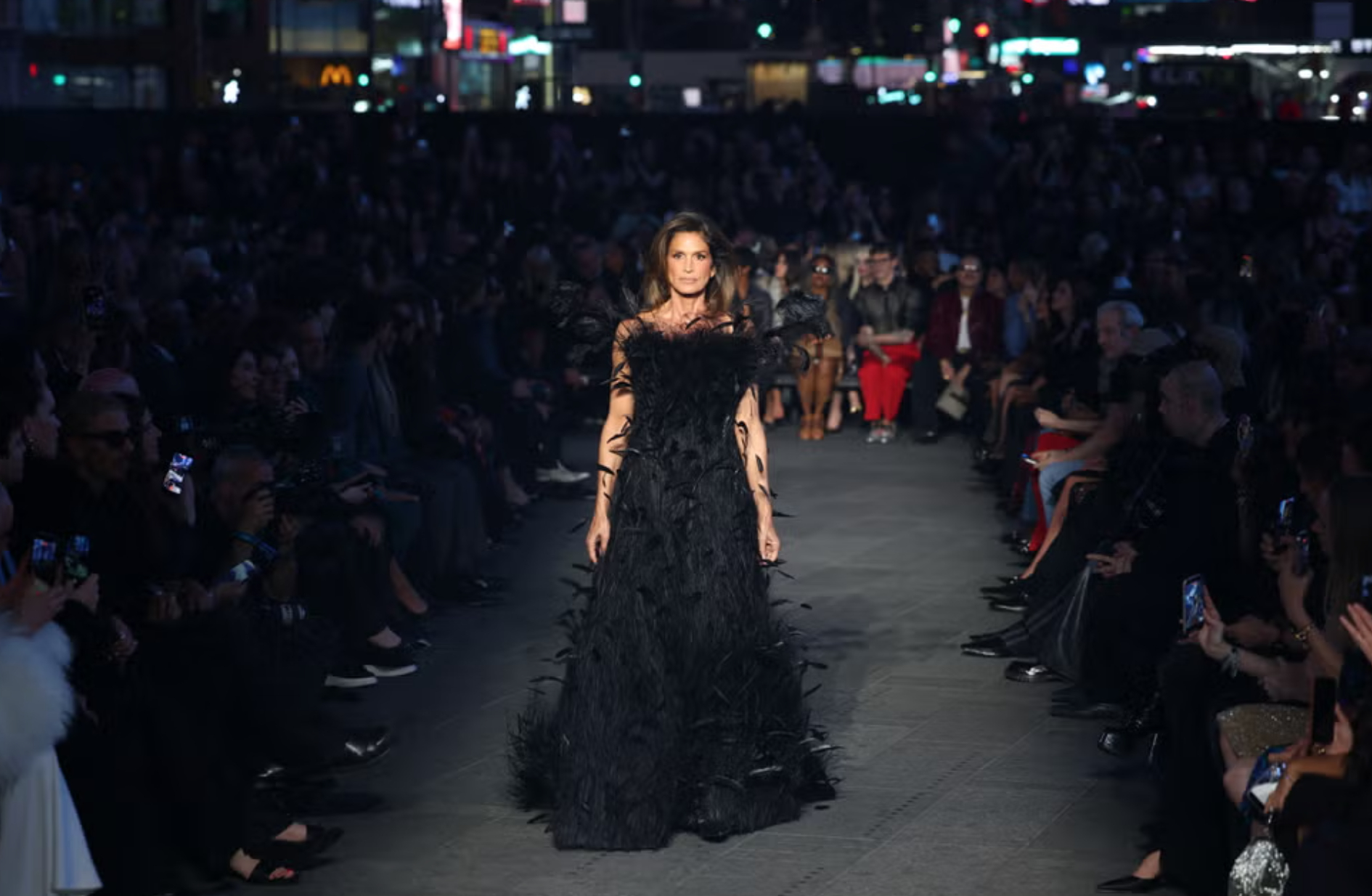   Show diễn kết thúc bằng khoảnh khắc nữ siêu mẫu huyền thoại ở thập niên 90, Cindy Crawford bước ra và diện chiếc váy đính kết lông vũ. Màn xuất hiện này khiến một số người cảm thấy khá 