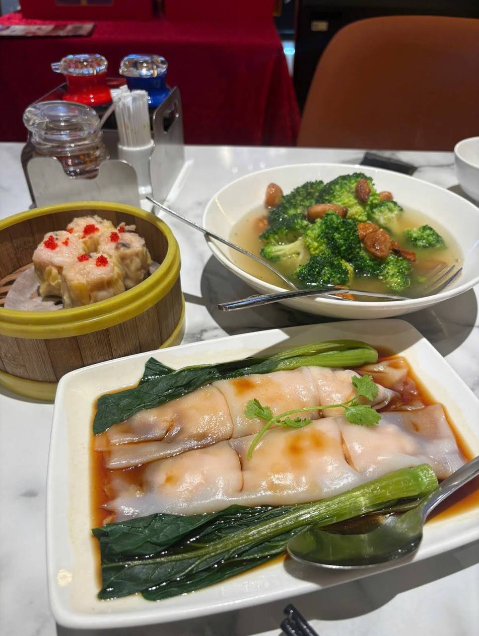 Một số món ăn nổi bật tại đây có thể kể đến dimsum, vịt quay Bắc Kinh, chim câu quay, cơm chiên sò điệp, mì hoành thánh, tôm hùm, bào ngư...