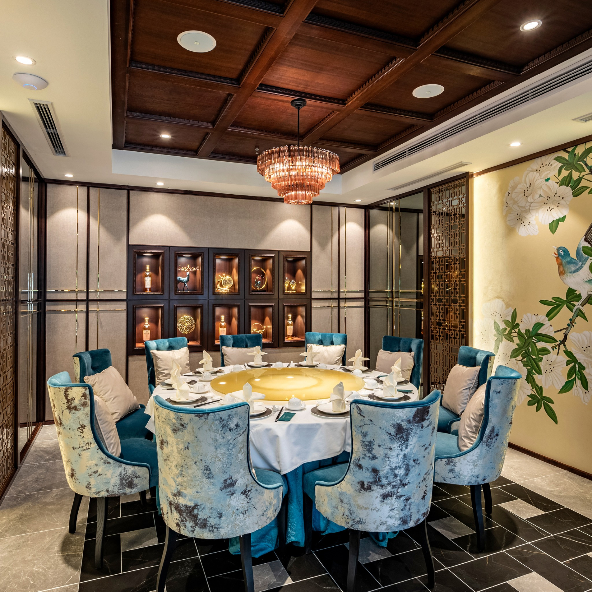 Không gian nhà hàng với gam màu xanh ngọc bích đặc trưng của thương hiệu cũng trở thành điểm nhận diện quen thuộc với nhiều thực khách. Ảnh: Crystal Jade Palace