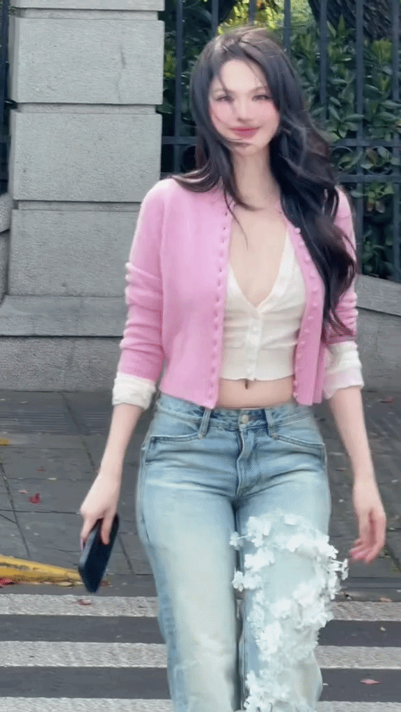 Ngọc Trinh khoe vóc dáng cực nuột trong set đồ casual.