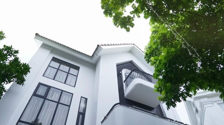 Bên ngoài biệt thự của Dương Tú Anh