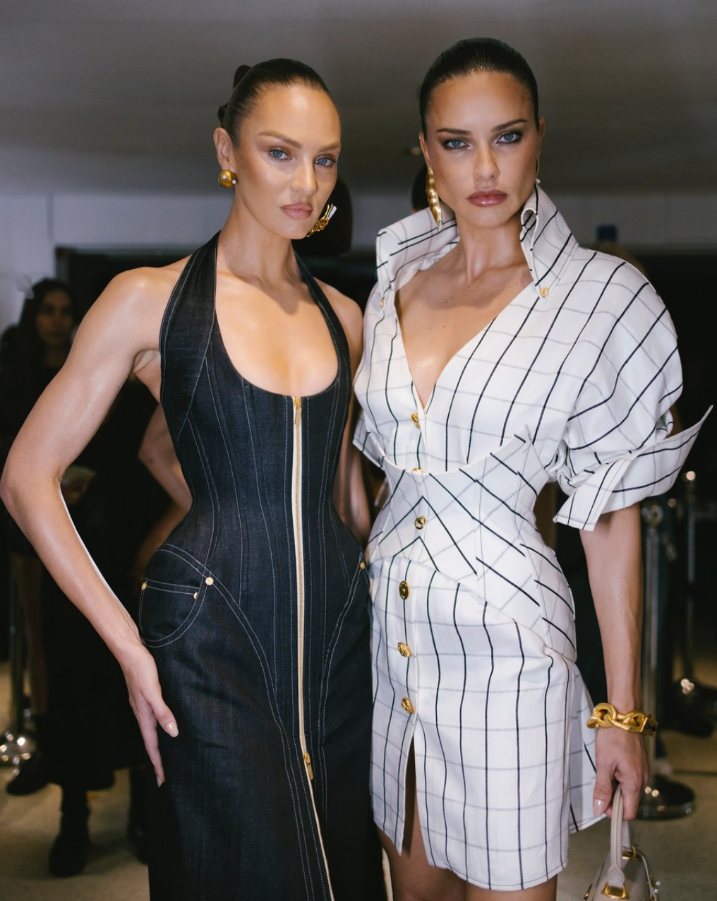 Hai thiên thần đình đám Candice Swanepoel và Adriana Lima tại show Schiaparelli Xuân/Hè 2025.