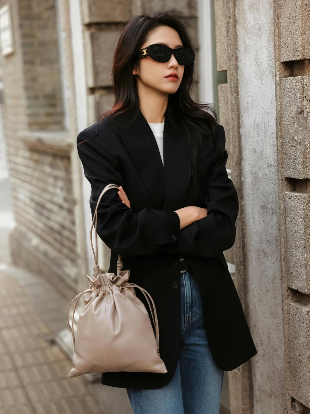 Trở lại với thế mạnh street style, Hướng Hàm Chi chọn ngay phong cách smart casual thanh lịch mà thời thượng. Điểm nhấn của outfit là chiếc áo blazer đen phom oversized với phần đệm vai đứng dáng, tạo giao diện quyền lực và tổng thể chỉn chu. Mix cùng áo thun trắng và quần jeans xanh ống đứng, set đồ mang đến cảm giác trẻ trung, năng động và không hề bị cứng nhắc, rất thích hợp cho các cô nàng công sở.