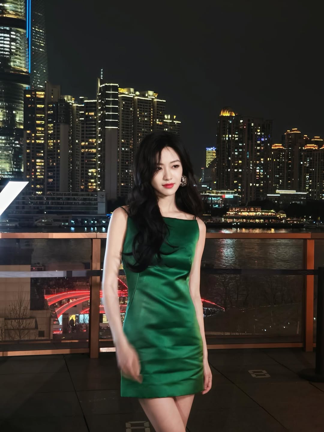 Chiếc váy hai dây chất liệu lụa satin màu xanh lục bảo giúp tôn lên nước da trắng ngần của người đẹp 2002. Không cần chiết eo, đường cắt phom ngắn dáng suông ôm nhẹ đường cong cơ thể cũng đủ để Hướng Hàm Chi khoe vóc dáng thanh mảnh cùng đôi chân dài một cách tinh tế.