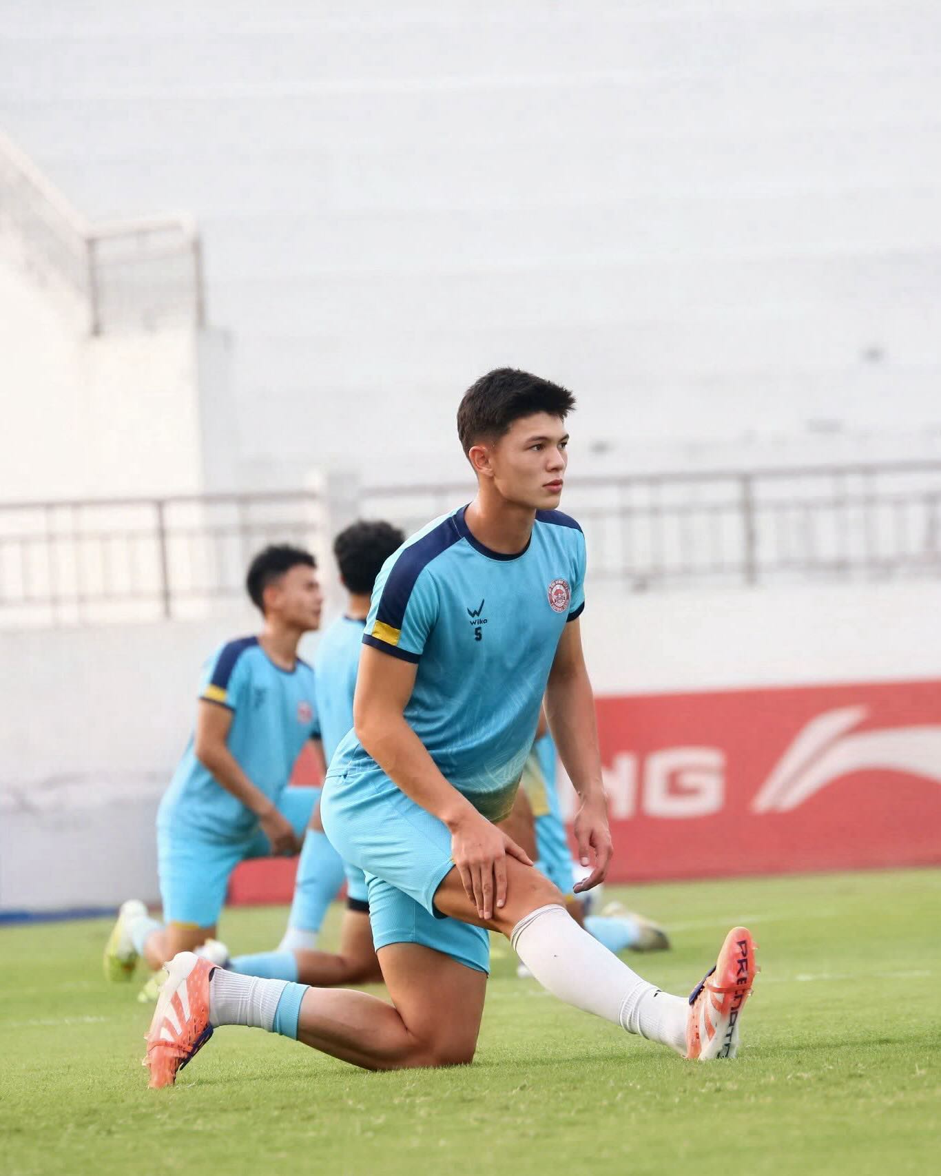 “Huyền 204 yêu trai trẻ cao 1m93 lên hot search
