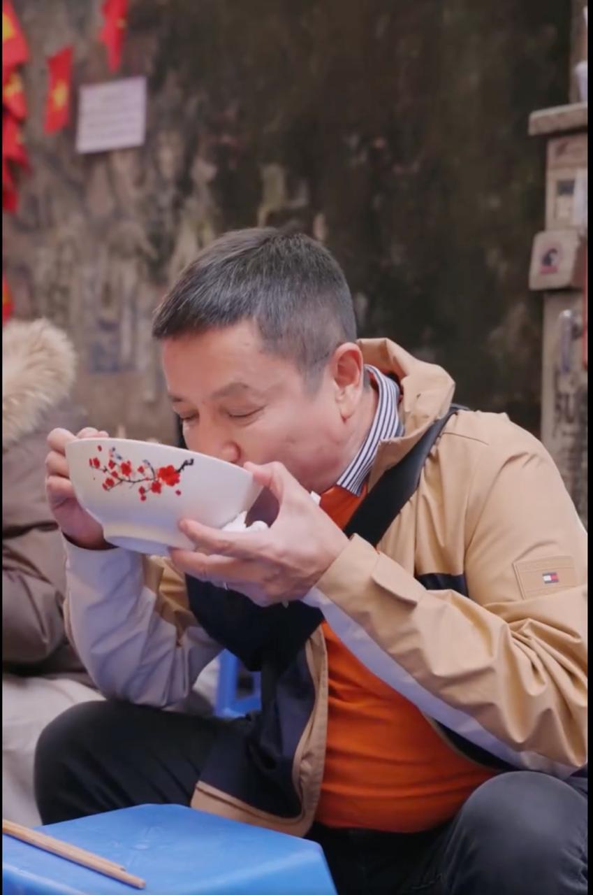 Nam nghệ sĩ không ngớt lời khen phở Tư Lùn và “húp sạch” bát phở vì quá ngon. 