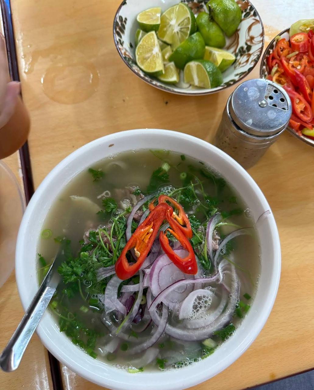 Bát phở ở đây gây ấn tượng bởi lượng hành tây khá nhiều