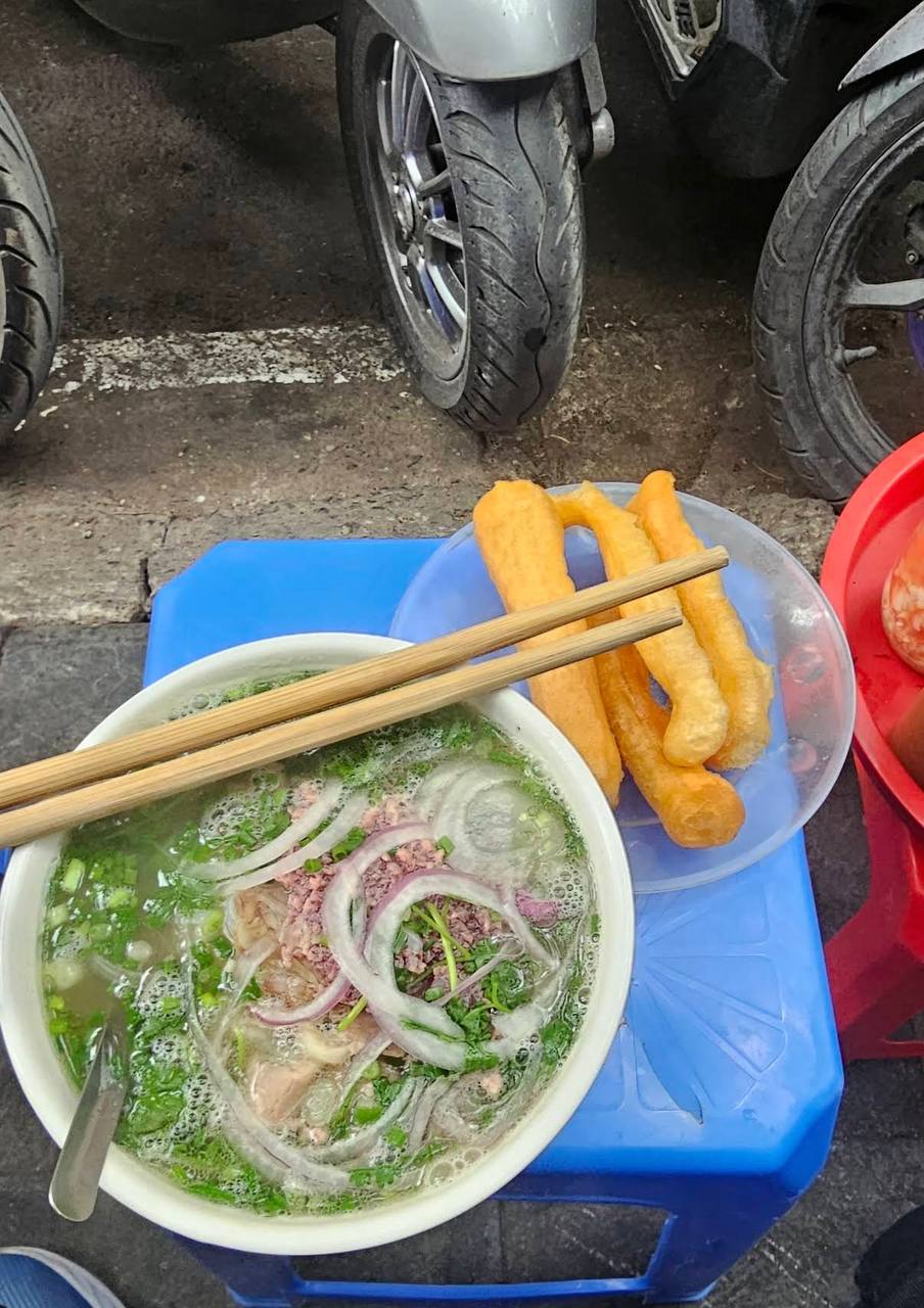 Quán phở “độc đáo” nhất Hà Nội đập thẳng thịt sống vào bát, được NSƯT Chí Trung mê mẩn ăn suốt 3 đời