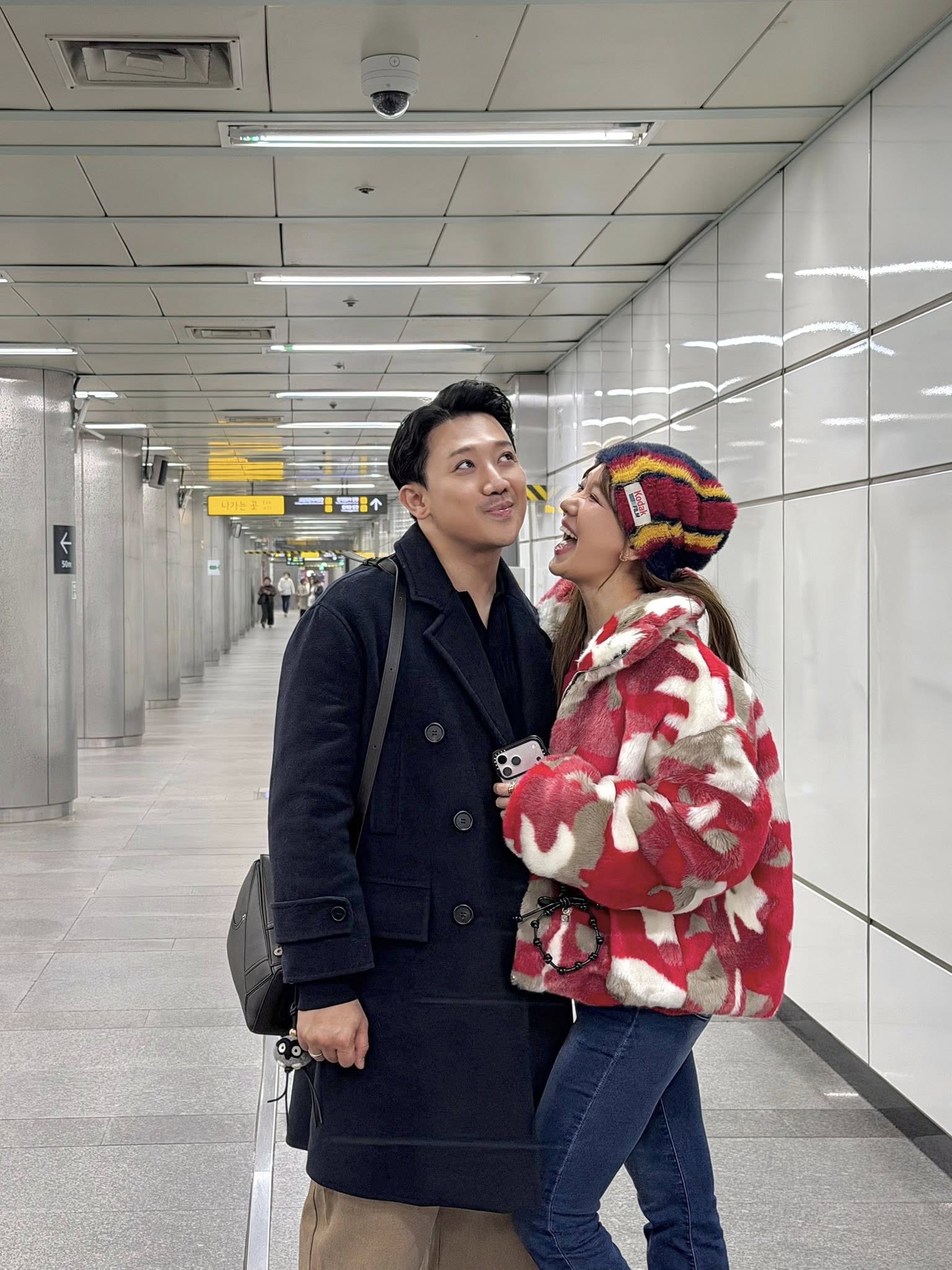 Trấn Thành và Hari Won đã có 10 năm hôn nhân, nhưng cách cả hai thể hiện tình cảm như cặp đôi mới cưới