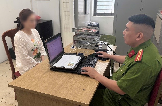 Chị N.T.H tại cơ quan chức năng (Ảnh: Công an TP Hà Nội)