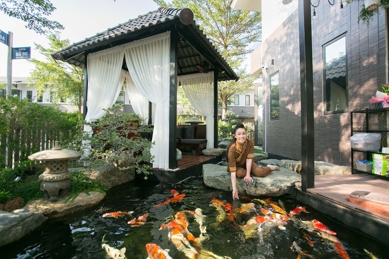 Nữ ca sĩ Việt tự sinh con, 41 vẫn chưa lấy chồng: Sống trong biệt thự 20 tỷ view nhìn thẳng sông