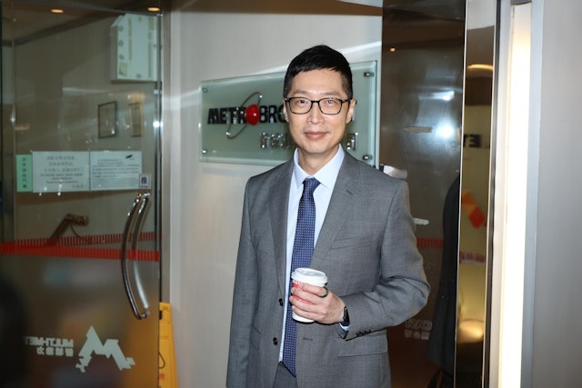 Sau khi lấy bằng thạc sĩ, anh về Hong Kong (Trung Quốc) làm việc, từng giữ chức hiệu trưởng Trung tâm đào tạo nghệ thuật TVB, giám đốc điều hành đài phát thanh RTHK (Metro Broadcast). Năm 2022, Mã Tuấn Vỹ trở thành ủy viên Cục Văn hóa - Thể thao Hong Kong. Mới nhất, anh được mời làm Phó chủ tịch, Giám đốc điều hành và đồng CEO của Hin Sang Group với mức lương 700 triệu đồng/tháng. Ảnh: HK01.