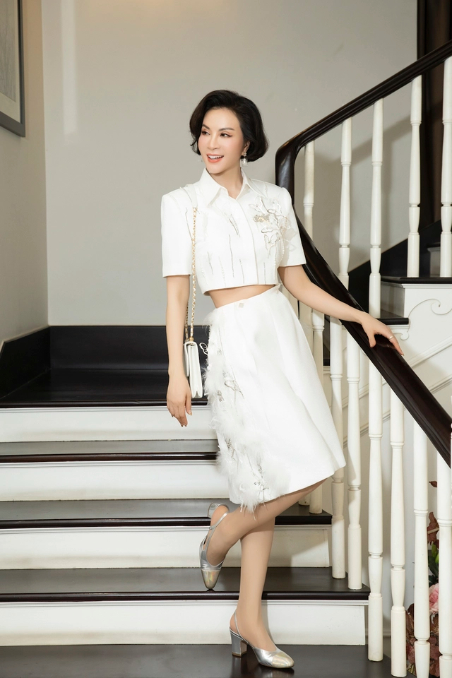 Mỹ nhân showbiz 53 tuổi vẫn trẻ đẹp, sống độc thân trong biệt thự triệu đô: Rộng 800m², lộng lẫy như cung điện