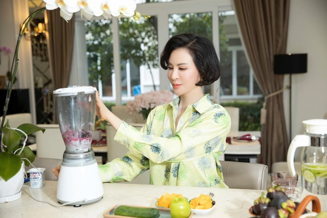 Mỹ nhân showbiz 53 tuổi vẫn trẻ đẹp, sống độc thân trong biệt thự triệu đô: Rộng 800m², lộng lẫy như cung điện