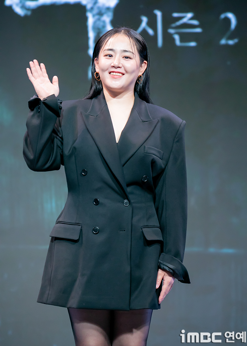 Ngày trở lại trước công chúng năm 2024, Moon Geun Young giấu nhẹm vóc dáng sau chiếc suit dress rộng rãi.