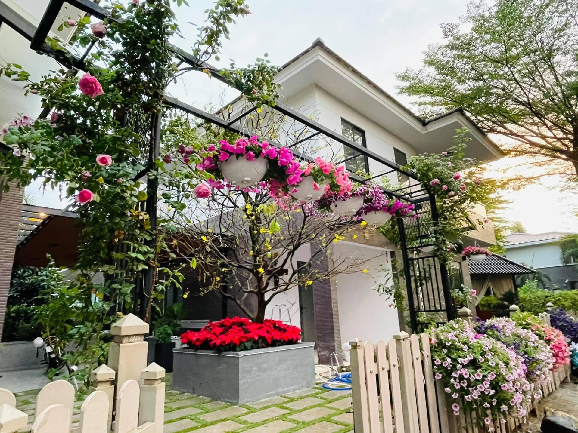 Nữ ca sĩ Việt tự sinh con, 41 vẫn chưa lấy chồng: Sống trong biệt thự 20 tỷ view nhìn thẳng sông