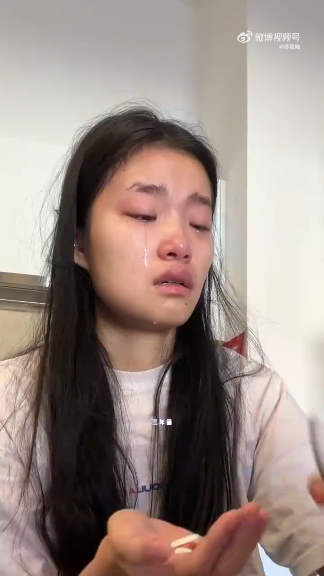 Đặng Lạc Di khóc lóc khi bị truyền thông lẫn khán giả Trung Quốc chỉ trích
