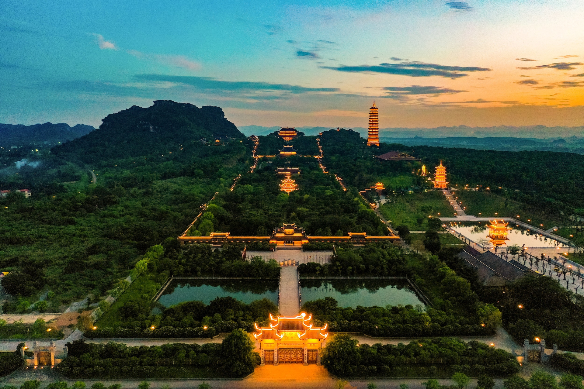 Chùa Bái Đính là một trong những điểm đến nổi tiếng, góp phần vào sự phát triển của du lịch Ninh Bình. Ảnh: Sở Du lịch Ninh Bình