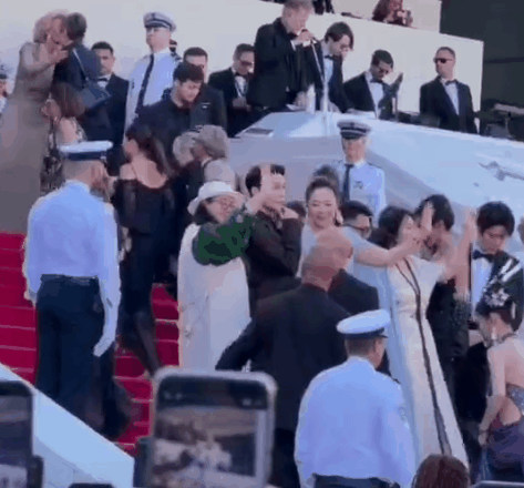 Trùm làm lố ở Cannes: Mỹ nhân 2K ăn mặc lòe loẹt lượn lờ