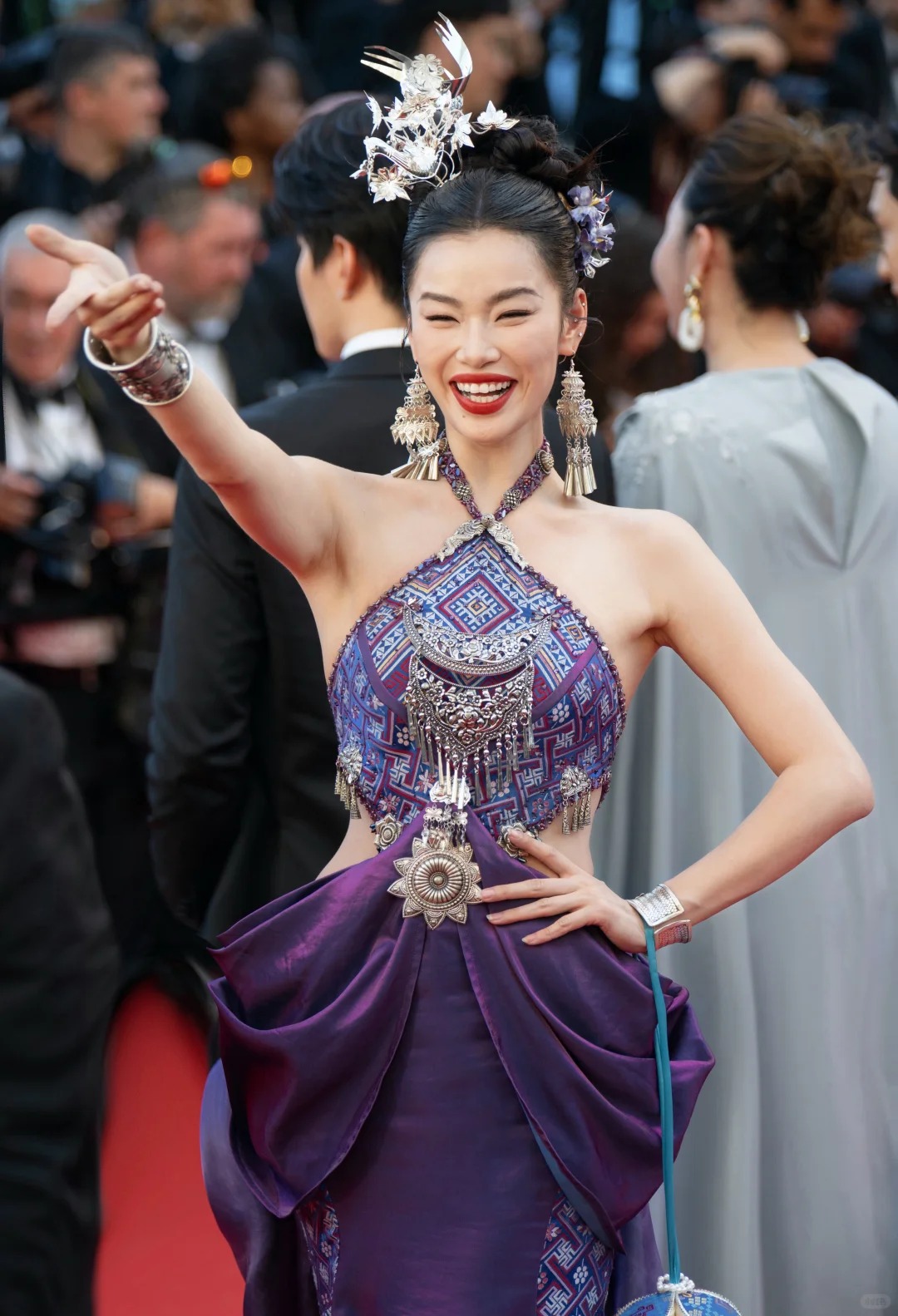 Người đẹp được yêu thích nhất Miss World China 2019 nổi bần bật trên thảm đỏ với bộ váy tím cầu kỳ. Ảnh: X.