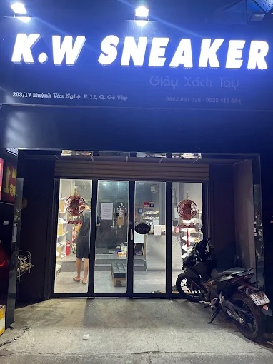 Hình ảnh cửa hàng K.W Sneaker tại 203/17 đường Huỳnh Văn Nghệ trước đó. Ảnh được đăng tải trên website