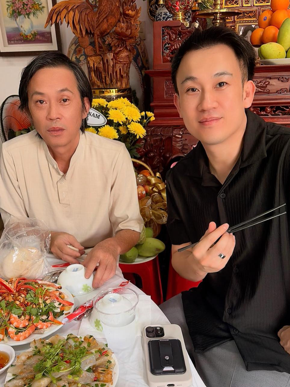 Dương Triệu Vũ thường xuyên về Việt Nam thăm NS Hoài Linh