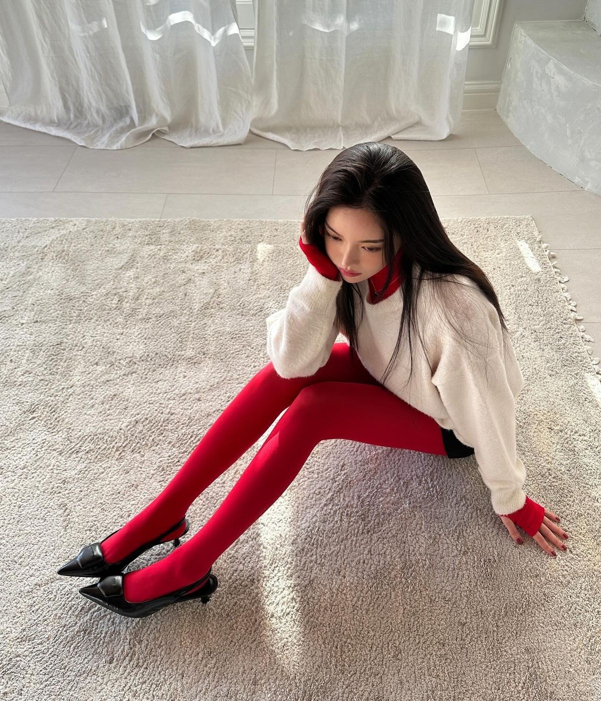 Quần tất đỏ vẫn là 1 item hot hit đến tận hiện nay. (Ảnh: Instagram)