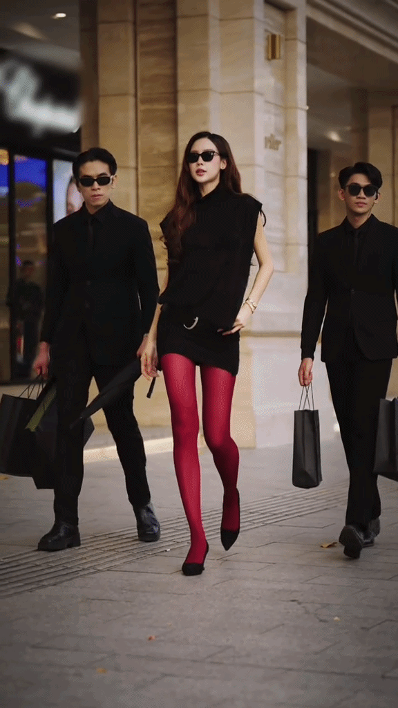 Bảo Ngọc lựa chọn outfit sang trọng cùng điểm nhấn cá tính.
