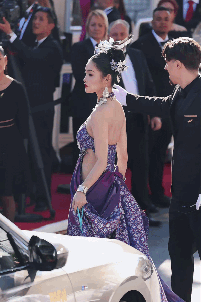 Trùm làm lố ở Cannes: Mỹ nhân 2K ăn mặc lòe loẹt lượn lờ