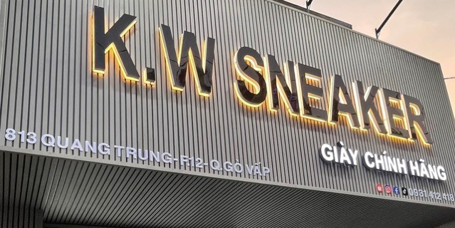 Một trong ba cửa hàng nằm trên mặt tiền đường lớn ở TP.HCM của K.W Sneaker.