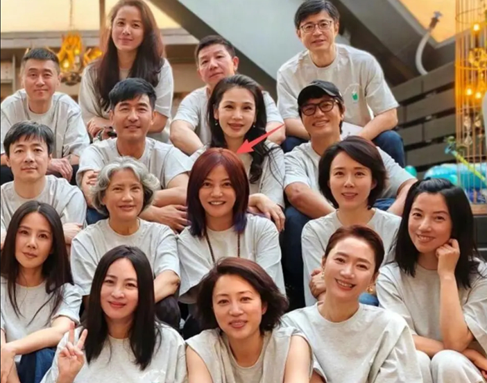 Triệu Vy đi họp lớp, gặp gỡ với dàn sao đình đám cùng khóa (Ảnh: QQ).
