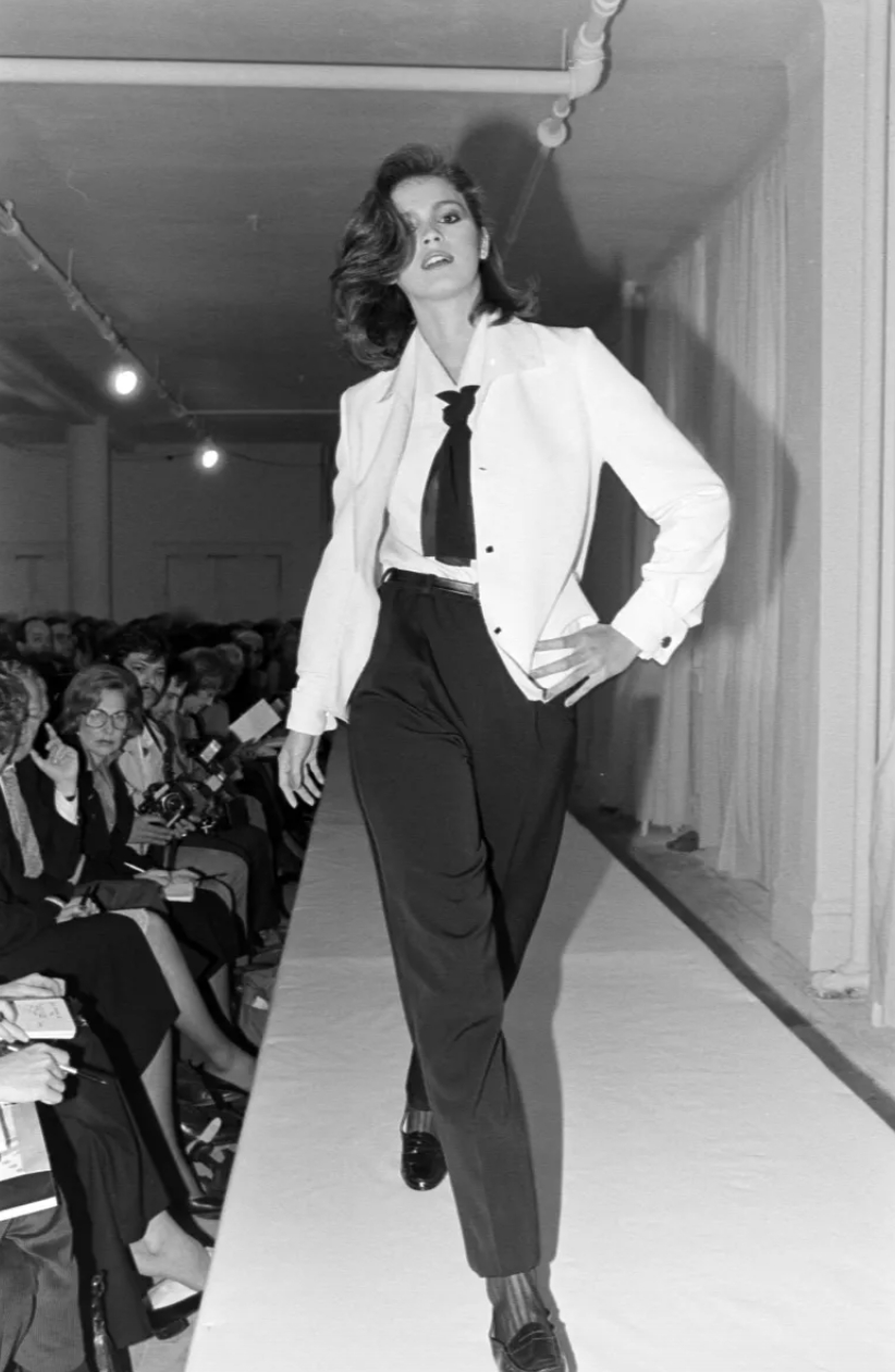 Khác với thế hệ supermodel sau này chuyên “cày show”, thời của Gia vẫn ưu tiên ảnh chụp editorial tạp chí và các chiến dịch quảng cáo hơn runway. Vì vậy, cô không phải cái tên đi catwalk với tần suất dày đặc. Tuy nhiên mỗi lần xuất hiện, Gia đều để lại dấu ấn mạnh nhờ thần thái lạnh lùng và bước đi đầy bản năng.