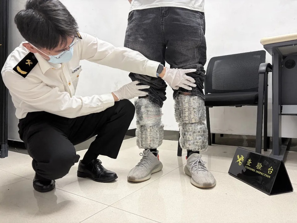 Phát hiện người đàn ông buộc 1.378 “vật lạ” quanh chân ở cửa hải quan