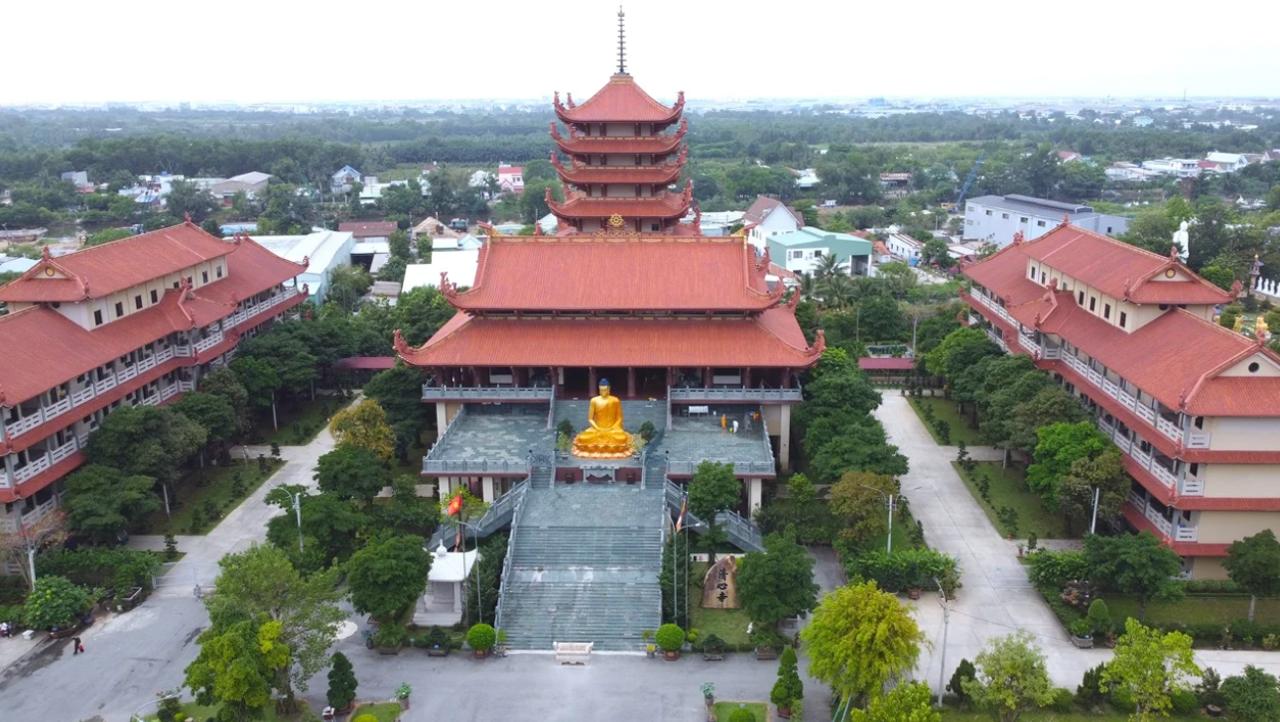 Bức tượng “Phật cô đơn” nặng hơn 4 tấn cao gần 5m vẫn sừng sững qua thời gian và bom đạn.