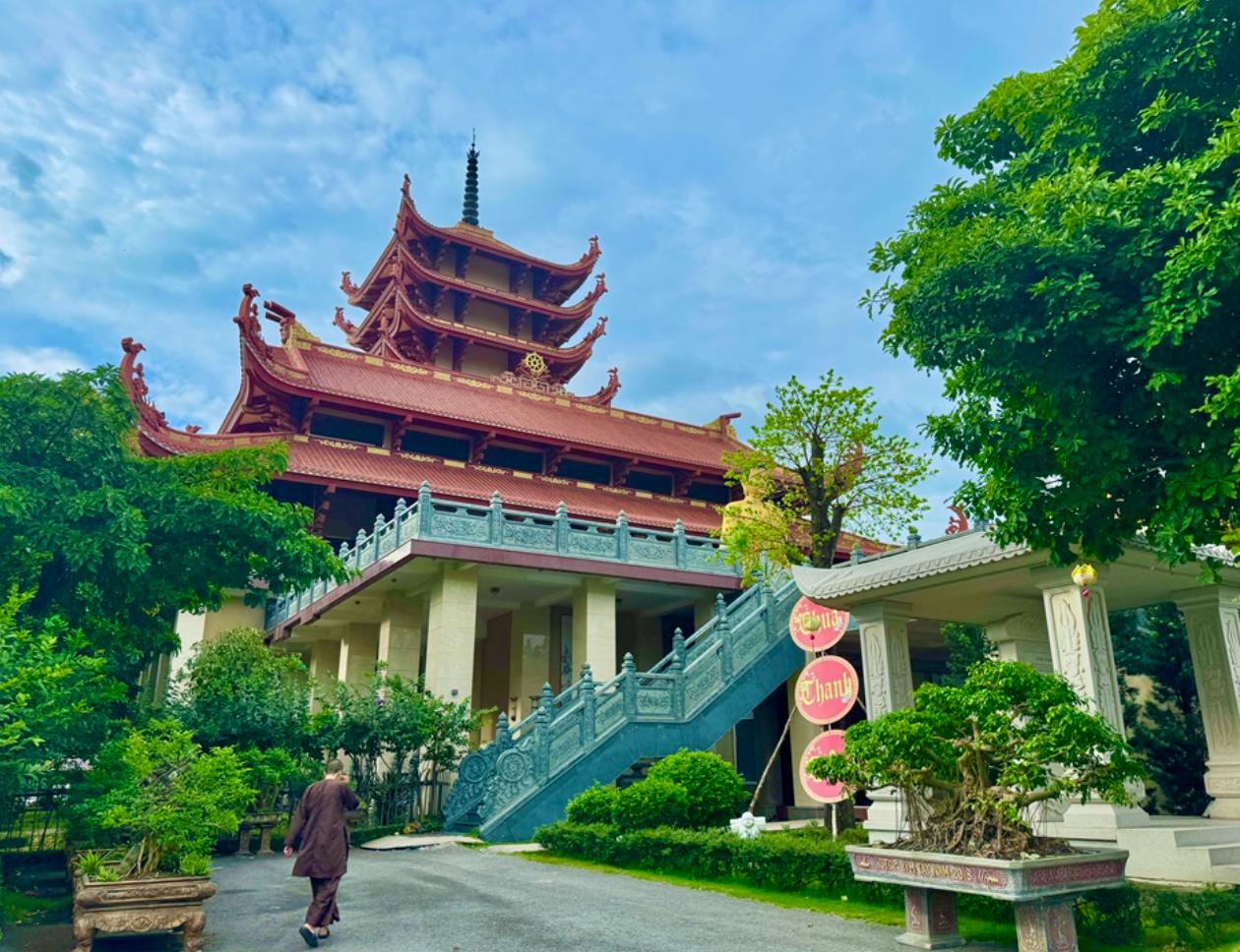 Năm 1988, Bát Bửu Phật Đài được chỉnh trang lại với nhiều công trình mới, cùng với đó là nét kiến trúc đẹp mắt thuần truyền thống