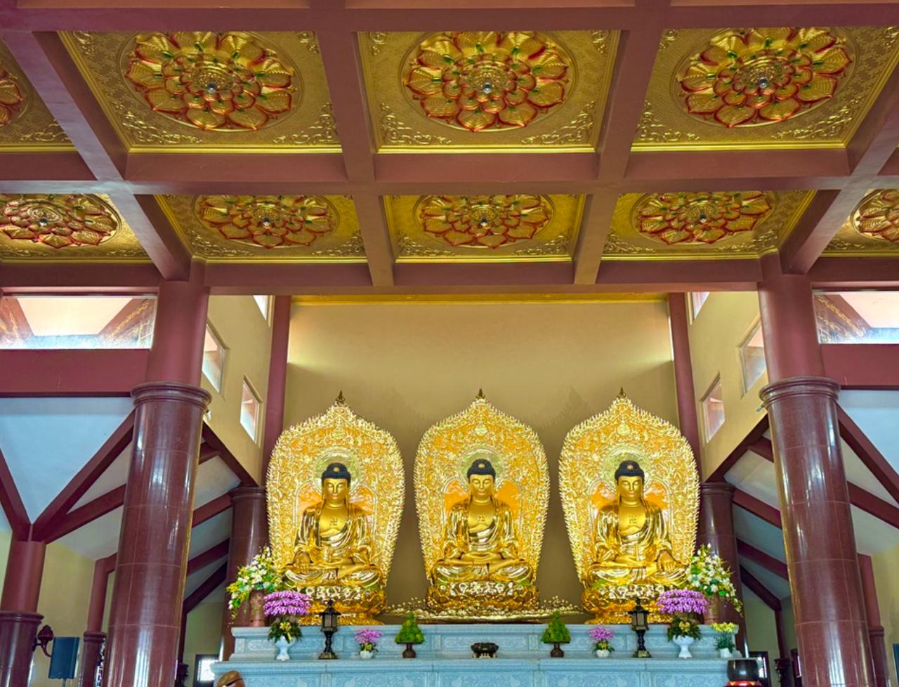 Bên trong chánh điện là 3 tượng phật được dát vàng vô cùng uy nghiêm