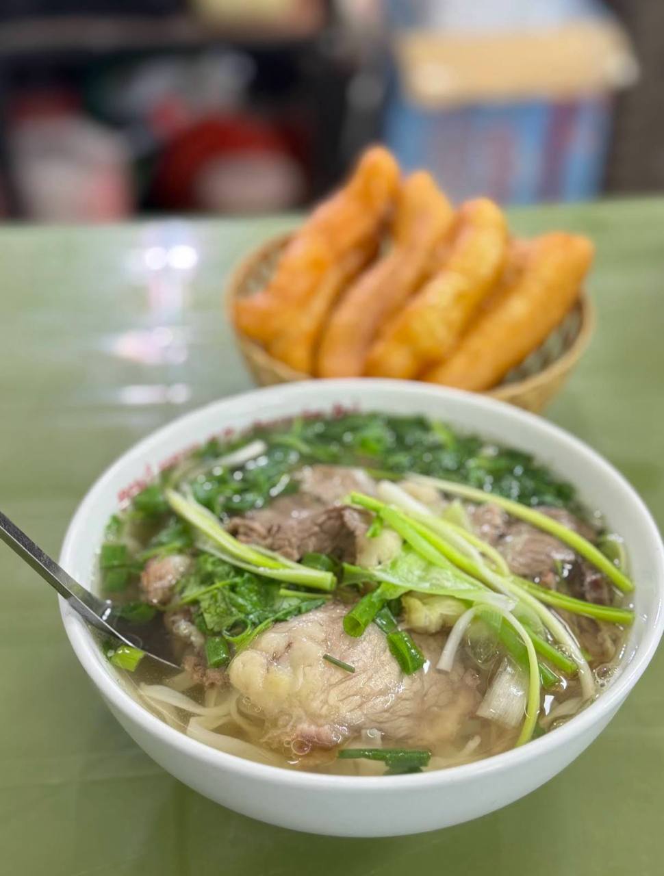 Quán phở lõi rùa khiến vợ chồng Trấn Thành quất sạch hai bát, u mê