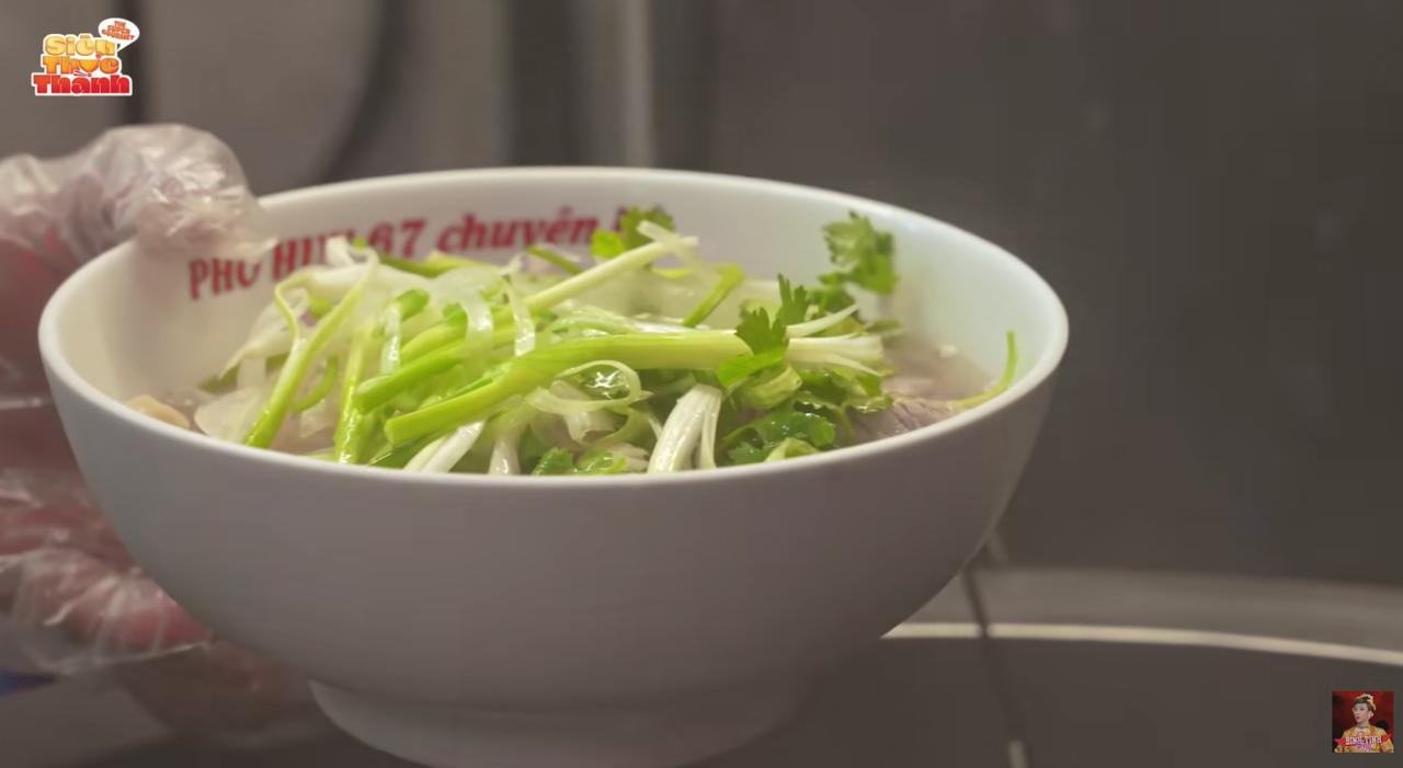 Quán phở lõi rùa khiến vợ chồng Trấn Thành quất sạch hai bát, u mê