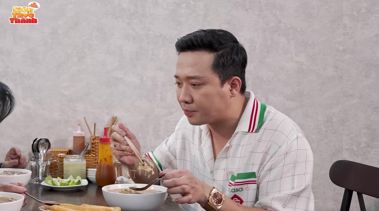 Trấn Thành thưởng thức phở Huy chi nhánh tại TP.HCM