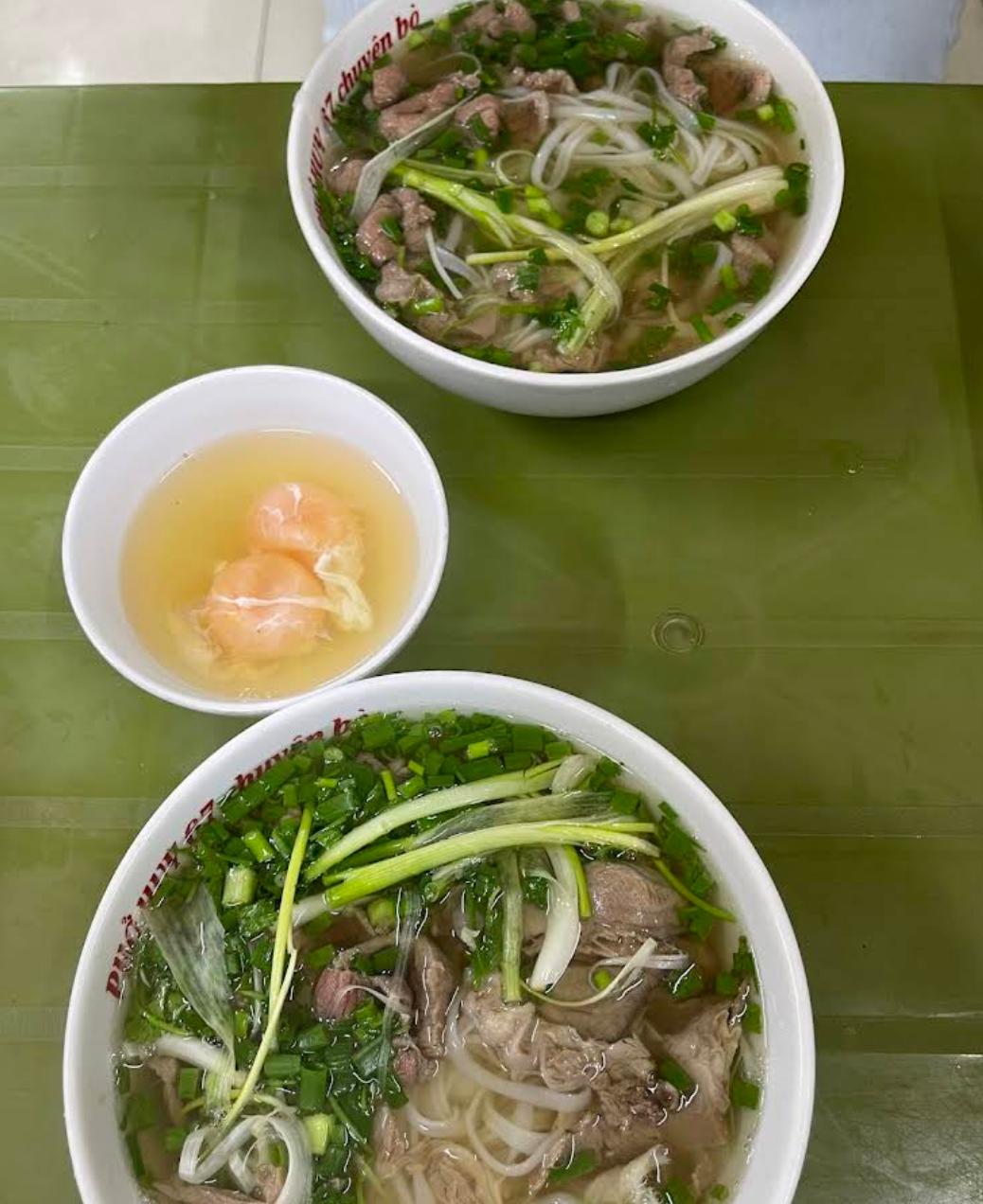 Quán phở lõi rùa khiến vợ chồng Trấn Thành quất sạch hai bát, u mê