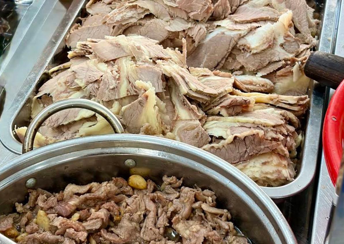 Quán phở lõi rùa khiến vợ chồng Trấn Thành quất sạch hai bát, u mê