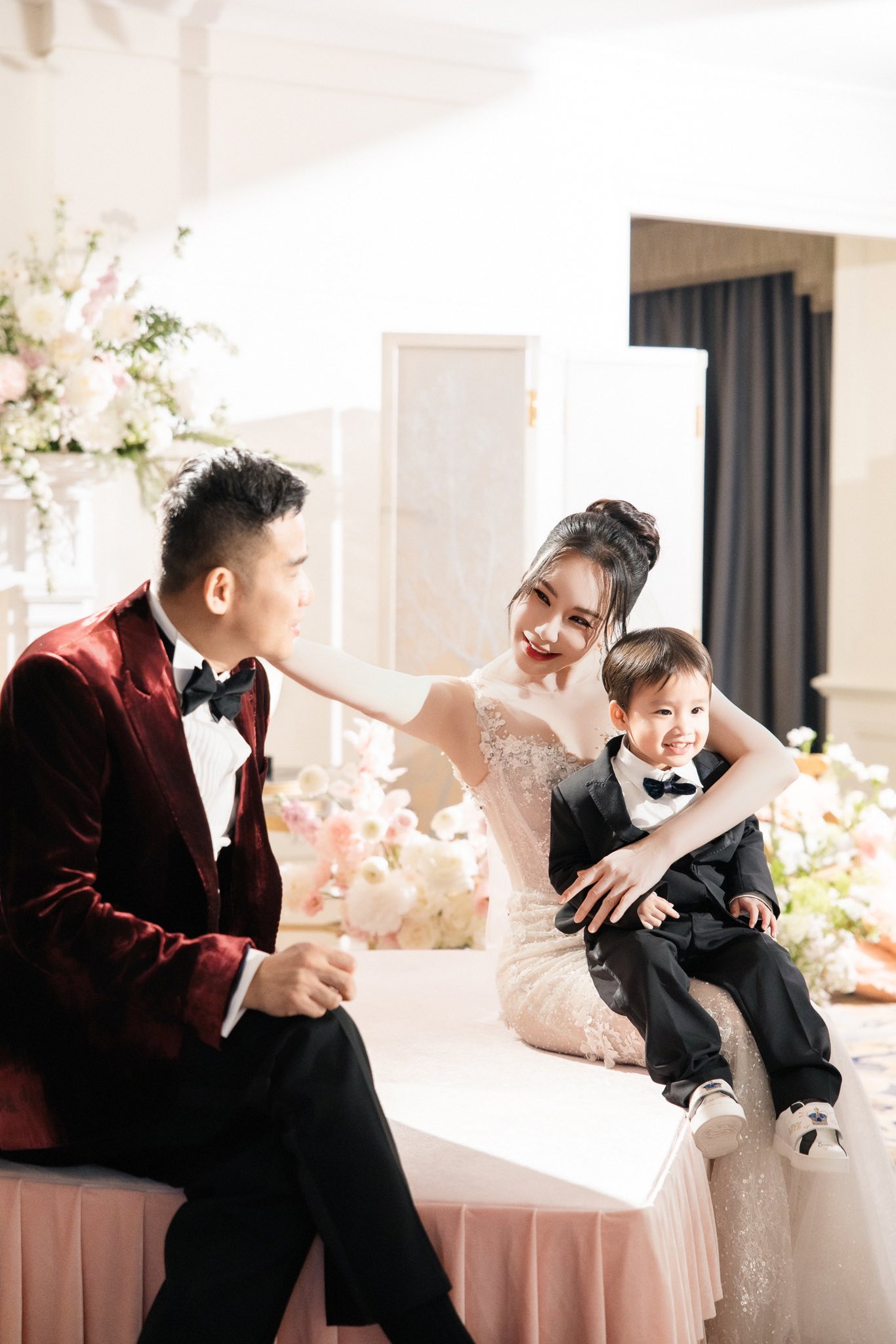 Trong ngày trọng đại, nữ ca sĩ cũng lần đầu tiết lộ đã có con trai khoảng 2 tuổi. Ảnh: FBNV